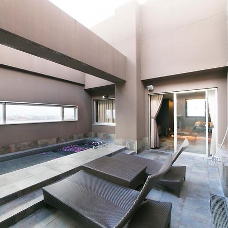 Hotel Lotus Toyonaka (Adults Only) Екстер'єр фото