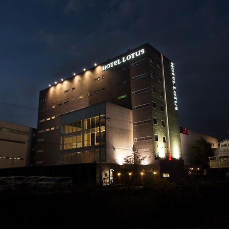Hotel Lotus Toyonaka (Adults Only) Екстер'єр фото