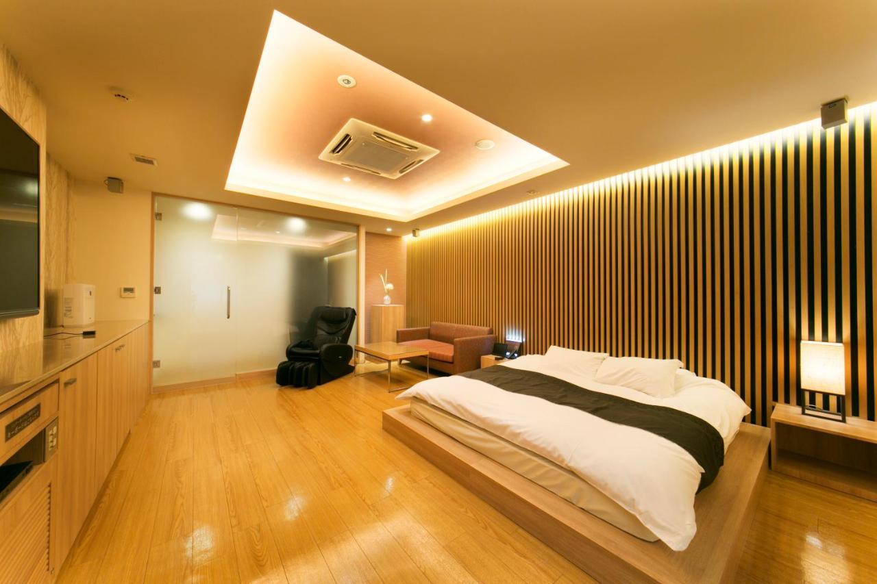 Hotel Lotus Toyonaka (Adults Only) Екстер'єр фото
