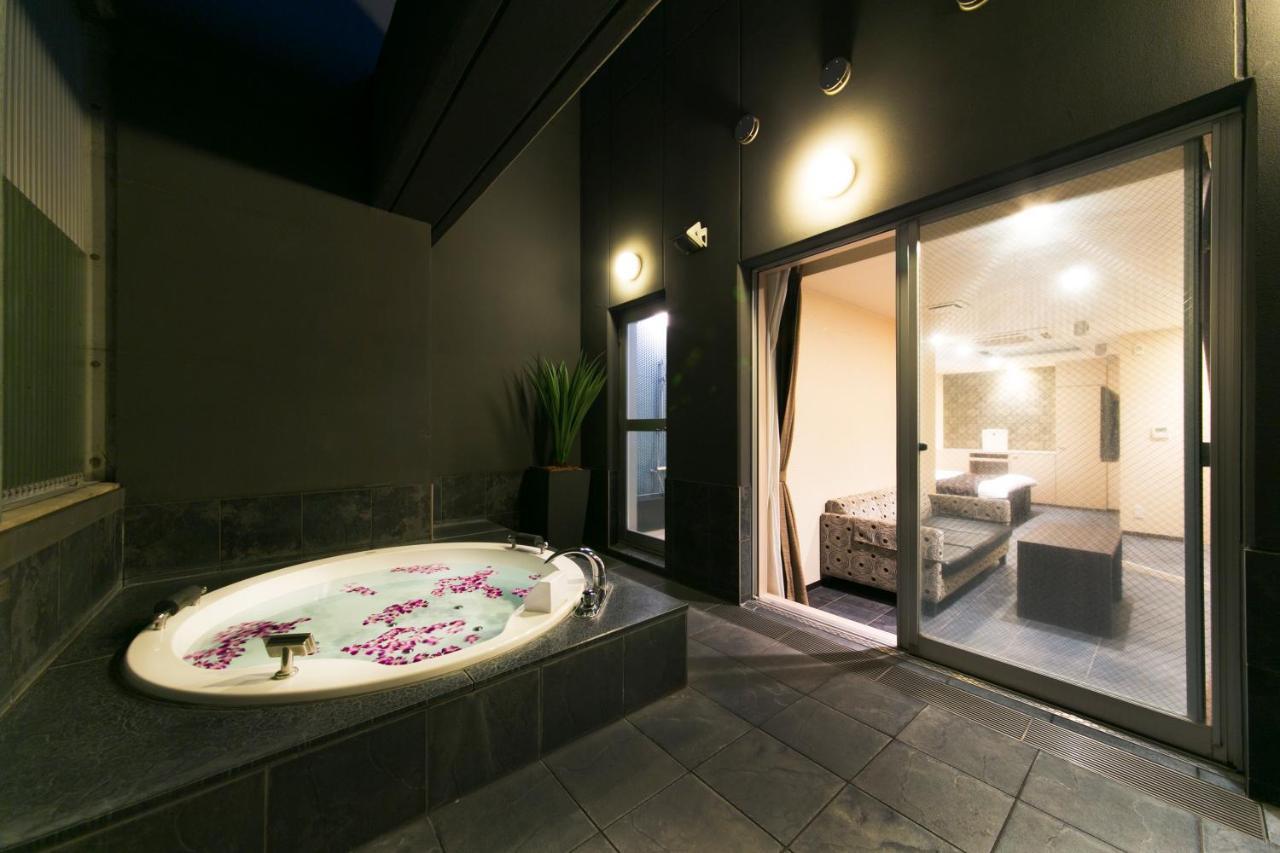Hotel Lotus Toyonaka (Adults Only) Екстер'єр фото
